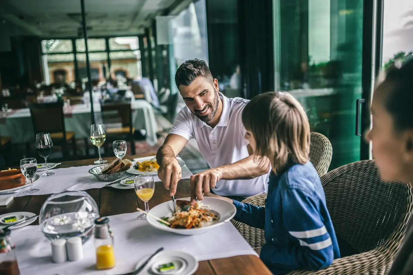 rodzina jedząca w restauracji